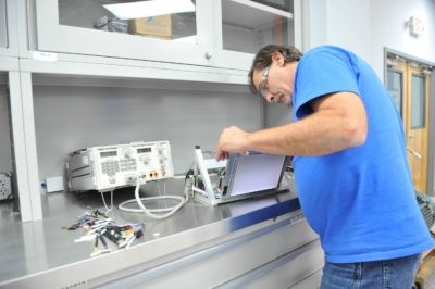 维修工业LED显示器的技术人员