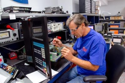 技术人员诊断CRT显示器的维修问题