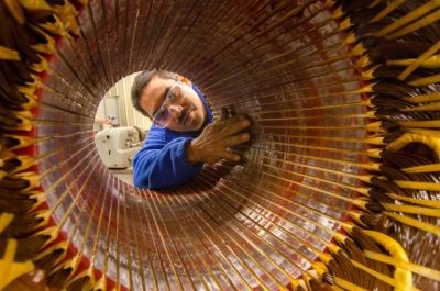 技术人员正在检查电机内部